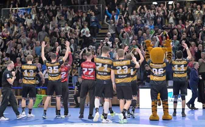 06 12 2025, Dresden players and fans cheer after the win, Handball, 2 Bundesliga, HC Elbflorenz Dresden TV Hüttenberg,e c Dresden