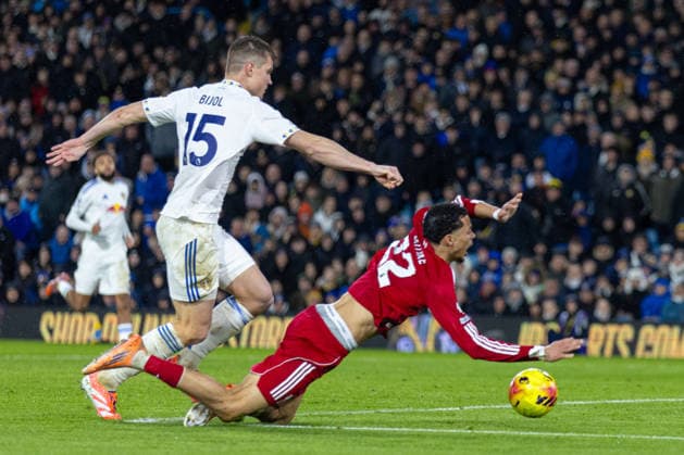 Football - FA Premier League - Leeds United FC v Liverpool FC LEEDS, ENGLAND - Saturday, December 6, 2025: Liverpool s Hugo Ekitike is challenged by Leeds United s Jaka Bijol during the FA Premier League match between Leeds United FC and Liverpool FC at Elland Road. (Photo by David Rawcliffe Propaganda) LEEDS Elland Road YORKSHIRE ENGLAND  Copyright: xDavidxRawcliffex P2025-12-06-Leeds_Liverpool-119