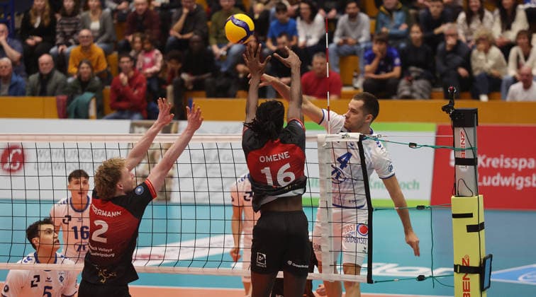 Ludwigsburg , Bundesliga , Barock Volleys MTV Ludwigsburg vs VfB Friedrichshafen , from left PHilipp Herrmann Nyherowo Omene Lubu Tim Peter Friedrichshafen