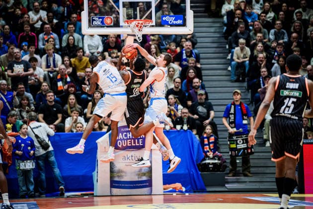 easycredit BBL Basketball Bundesliga 2025 2026 9 Matchday 06 12 2025 Science City Jena vs ratiopharm ulm Malik Osborne Ulm in the middle is prevented from throwing by 2 opponents left Zah Bohannon and Lorenz Bank, both Jena Sparkassen Arena