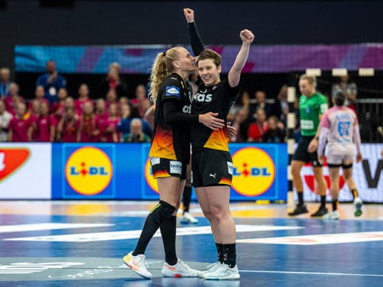Annika Lott Germany, 23 is happy with Alina Grijseels Germany, 04 , Spain vs Germany, Handball, World Championship, Women, Season 2025 2026, 06 12 2025, Spain vs Germany, Handball, World Championship, Women, Season 2025 2026, 06 12 2025 Dortmund Copyright: xEibner-Pressefoto MichaelxSchmidx EP_MST