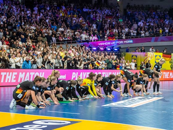 The German team is happy with the player of the match Emily Vogel Germany, 20 , Spain vs Germany, handball, world championship, women, season 2025 2026, 06 12 2025, Spain vs Germany, handball, world championship, women, season 2025 2026, 06 12 2025 Dortmund Copyright: xEibner-Pressefoto MichaelxSchmidx EP_MST