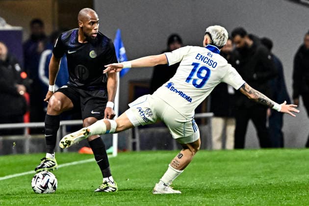 FOOTBALL : Toulouse vs Strasbourg - 15eme Journee de Ligue 1 McDonald S - Toulouse - 06 12 2025 Djibril Sidibe (tfc) vs Julio Enciso (rcs) Toulouse  Copyright: xThierryxBretonx