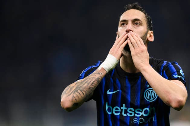 FC Internazionale v Como 1907 - Serie A Hakan Calhanoglu of FC Internazionale celebrates after scoring a goal during the Serie A football match between FC Internazionale and Como 1907. Milan Italy Copyright: xNicolòxCampox