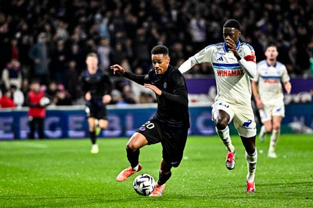 FOOTBALL : Toulouse vs Strasbourg - 15eme Journee de Ligue 1 McDonald S - Toulouse - 06 12 2025 Emerson (tfc) vs Mamadou Sarr (rcs) Toulouse  Copyright: xThierryxBretonx