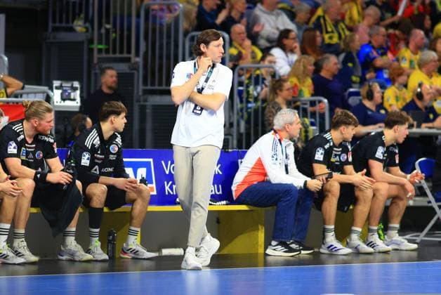 Johannes Sellin and player Mariusz Dudek 0 HC Erlangen , Maciej Gebala 77 HC Erlangen , Florian Scheerer 10 HC Erlangen and Yannik Bialowas 7 HC Erlangen on the bench Johannes Sellin and player Mariusz Dudek 0 HC Erlangen , Maciej Gebala 77 HC Erlangen , Florian Scheerer 10 HC Erlangen and Yannik Bialowas 7 HC Erlangen on the bench Copyright: xspeedshotx