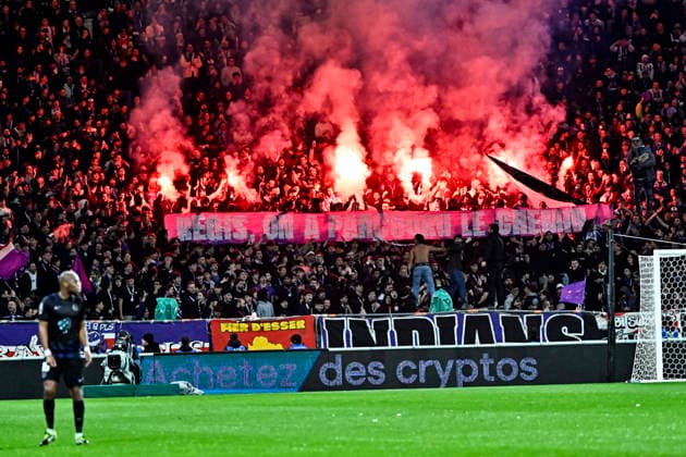 FOOTBALL : Toulouse vs Strasbourg - 15eme Journee de Ligue 1 McDonald S - Toulouse - 06 12 2025 Fumigenes dans les tribunes du Stadium de Toulouse Toulouse  Copyright: xThierryxBretonx