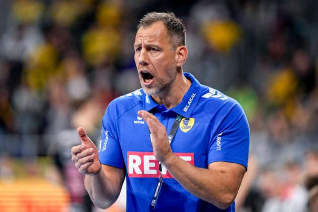 Maik Machulla coach, head coach, RNL , gives instructions, gestures, gesticulates with arms, single picture, single photo, action, action, 06 12 2025, Mannheim Germany , Handball, Bundesliga, Rhein Neckar Löwen HC Erlangen xozx