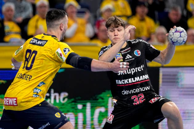from left Jannik Kohlbacher RNL, 80 , Maxsim Lochman Maxim, HCE, 32 , duel, duel, tackle, tackling, dynamics, action, action, 06 12 2025, Mannheim Germany , Handball, Bundesliga, Rhein Neckar Löwen HC Erlangen xozx
