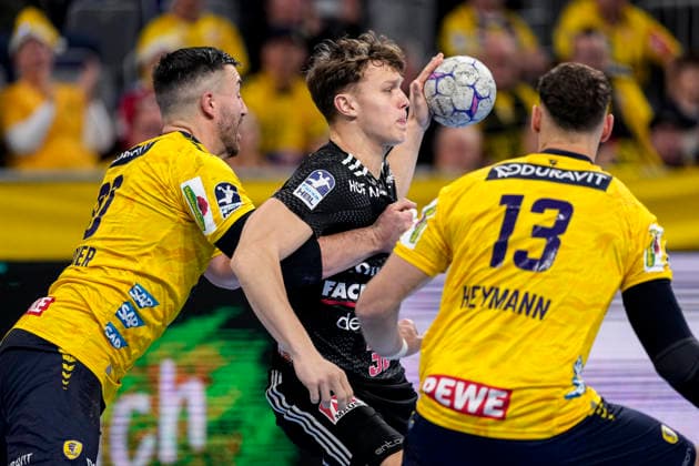from left Jannik Kohlbacher RNL, 80 , Maxsim Lochman Maxim, HCE, 32 , Sebastian Heymann RNL, 13 , duel, duel, tackle, tackling, dynamics, action, action, 06 12 2025, Mannheim Germany , Handball, Bundesliga, Rhein Neckar Löwen HC Erlangen xozx