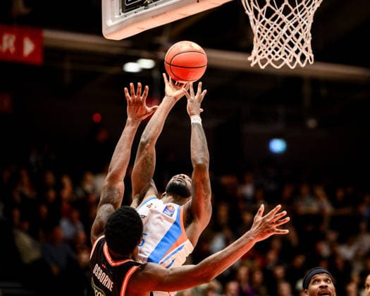 Malik, Osborne Ratiopharm Ulm, 10 , Naz, Bohannon Science City Jena, 15 GER, Thuringia, Science City Jena vs Ratiopharm Ulm, easyCredit Basketball Bundesliga, Basketball, Matchday 9, 2025 2026 season, 06 12 2025 GER, Thuringia, Science City Jena vs Ratiopharm Ulm, easyCredit Basketball Bundesliga, Basketball, Matchday 9, 2025 2026 season, 06 12 2025 Jena Copyright: xEibner-Pressefoto MartinxHerbstx EP_MHT