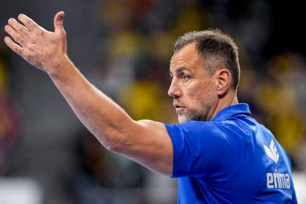 Maik Machulla coach, head coach, RNL , gives instructions, gestures, gesticulates with arms, single picture, single photo, action, action, 06 12 2025, Mannheim Germany , Handball, Bundesliga, Rhein Neckar Löwen HC Erlangen xozx