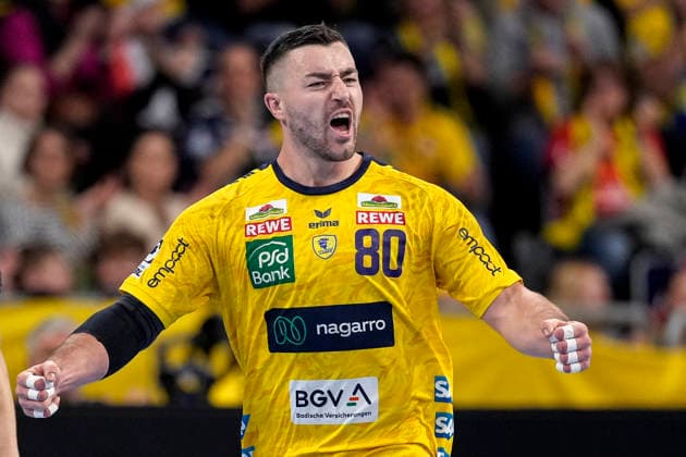 Goalscorer Jannik Kohlbacher RNL, 80 , Rhein Neckar Löwen player, celebrates a goal, cheer, cheering, goal celebration, celebrate the goal, goal, celebration, cheers about the goal, rejoicing, joy, rejoices, optimistic, positive, game scene, highlight, single picture, single photo, action, action, 06 12 2025, Mannheim Germany , Handball, Bundesliga, Rhein Neckar Löwen HC Erlangen xozx