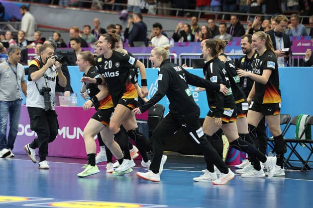 GER, Dortmund, 27th Wommens World Championship 2025, Main Round, Group II 3 Round Spain Spain ESP vs Germany Germany GER 06 12 2025, Westfalenhalle, Dortmund, GER, Dortmund, 27th Wommens World Championship 2025, Main Round, Group II 3 Round Spain Spain Spain ESP vs Germany Germany GER , in the picture the German players run onto the court after the match led by Emily Vogel Ger 20 , nordphotoxGmbHx xMeuter nph00351