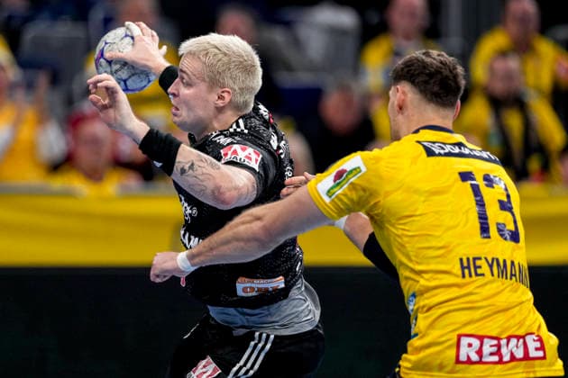 from left Marek Nissen HCE, 6 Sebastian Heymann RNL, 13 , duel, duel, tackle, tackling, dynamics, action, action, 06 12 2025, Mannheim Germany , Handball, Bundesliga, Rhein Neckar Löwen HC Erlangen xozx