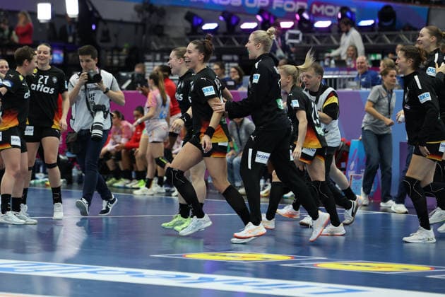 GER, Dortmund, 27th Wommens World Championship 2025, Main Round, Group II 3 Round Spain Spain ESP vs Germany Germany GER 06 12 2025, Westfalenhalle, Dortmund, GER, Dortmund, 27th Wommens World Championship 2025, Main Round, Group II 3 Round Spain Spain Spain ESP vs Germany Germany GER , in the picture the German players run onto the court after the match nordphotoxGmbHx xMeuter nph00351