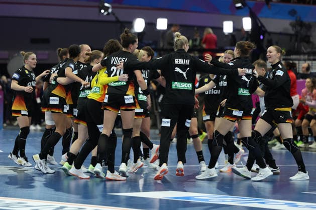 GER, Dortmund, 27th Wommens World Championship 2025, Main Round, Group II 3 Round Spain Spain ESP vs Germany Germany GER 06 12 2025, Westfalenhalle, Dortmund, GER, Dortmund, 27th Wommens World Championship 2025, Main Round, Group II 3 Round Spain Spain Spain ESP vs Germany Germany GER , in the picture the German players are happy about the victory nordphotoxGmbHx xMeuter nph00351