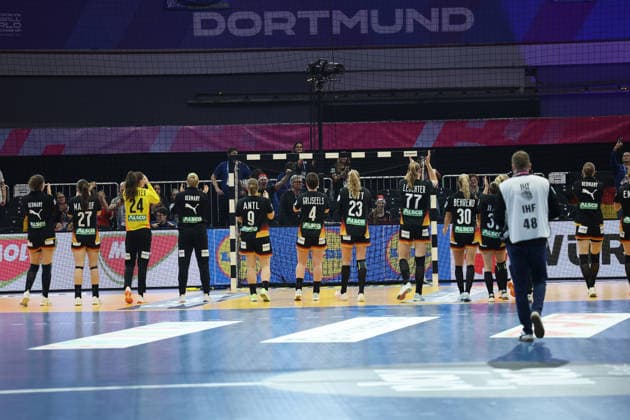 GER, Dortmund, 27th Wommens World Championship 2025, Main Round, Group II 3 Round Spain Spain ESP vs Germany Germany GER 06 12 2025, Westfalenhalle, Dortmund, GER, Dortmund, 27th Wommens World Championship 2025, Main Round, Group II 3 Round Spain Spain Spain ESP vs Germany Germany GER , in the picture the German players say goodbye to the fans nordphotoxGmbHx xMeuter nph00351