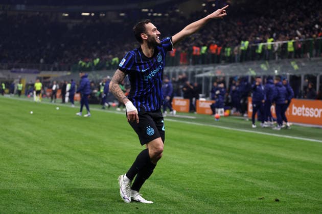 Hakan Calhanoglu (Fc Internazionale) celebrates after scoring his team s third goal, Serie A, FC Internazionale v Como 1907, Giuseppe Meazza, December 6, 2025, Milan, Italy.