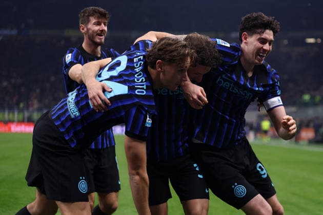 Carlos Augusto (Fc Internazionale) celebrates after scoring his team s fourth goal with team mates, Serie A, FC Internazionale v Como 1907, Giuseppe Meazza, December 6, 2025, Milan, Italy.
