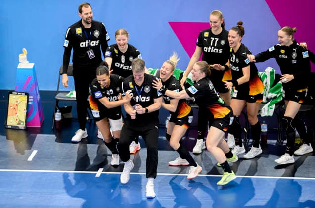 Final celebration Team GER, the players push their coach Markus Gaugisch GER , f l Aimee von Pereira GER , Nina Engel GER , coach Markus Gaugisch GER , Antje Doell Döll GER , Lisa Antl GER , Viola Leuchter GER , Emily Vogel GER , Nieke Kuehne Kühne GER , main round 3 match day, Spain ESP Germany GER 25 29, on 06 12 2025 in Dortmund Germany Handball World Championship Women 2025, from 26 11 14 12 2025 in Germany Netherlands Westfalenhalle