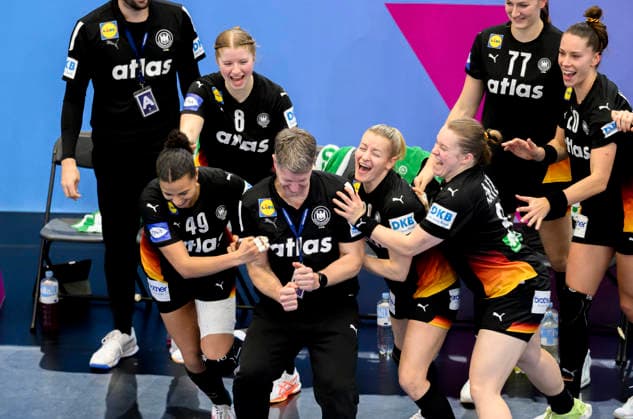 Final cheer Team GER, the players push their coach Markus Gaugisch GER , f l Aimee von Pereira GER , Nina Engel GER , coach Markus Gaugisch GER , Antje Doell Döll GER , Lisa Antl GER , Viola Leuchter GER , Emily Vogel GER , main round 3 matchday, Spain ESP Germany GER 25 29, on 06 12 2025 in Dortmund Germany Womens Handball World Championship 2025, from 26 11 14 12 2025 in Germany Netherlands Westfalenhalle