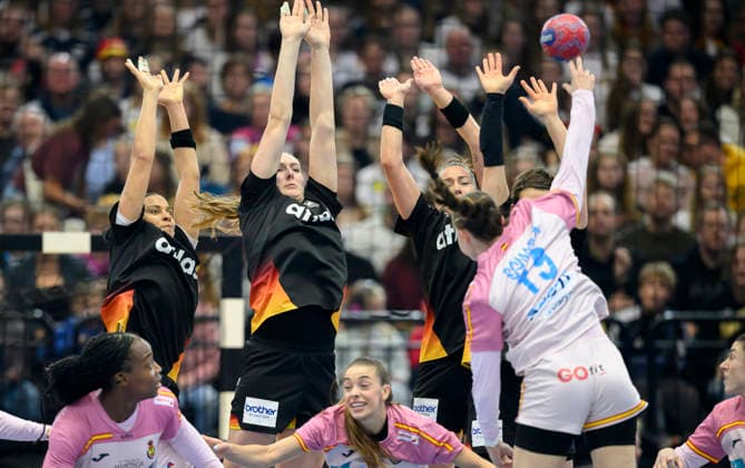 v l Aimee von Pereira GER , Viola Leuchter GER , Emily Vogel GER , Alina Grijseels GER block the free throw of SOMAZA BOSCH Ester ESP action, wall, free throw wall main round 3 match day, Spain ESP Germany GER 25 29, on 06 12 2025 in Dortmund Germany Womens Handball World Championship 2025, from 26 11 14 12 2025 in Germany Netherlands Westfalenhalle