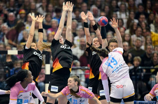v l Aimee von Pereira GER , Viola Leuchter GER , Emily Vogel GER , Alina Grijseels GER block the free throw of SOMAZA BOSCH Ester ESP action, wall, free throw wall main round 3 match day, Spain ESP Germany GER 25 29, on 06 12 2025 in Dortmund Germany Womens Handball World Championship 2025, from 26 11 14 12 2025 in Germany Netherlands Westfalenhalle