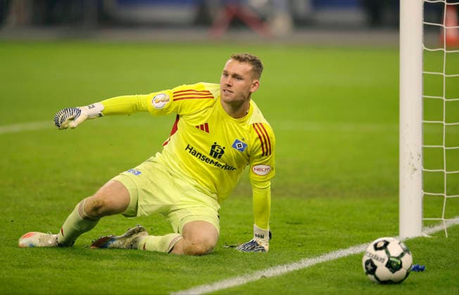 Photo skeptical face of goalkeeper Daniel PERETZ HSV Fussball Bundesliga , DFB Pokal on Wed 03 12 2025 Hamburger SV Holstein Kiel
