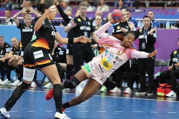 GER, Dortmund, 27th Wommens World Championship 2025, Main Round, Group II 3 Round Spain Spain ESP vs Germany Germany GER 06 12 2025, Westfalenhalle, Dortmund, GER, Dortmund, 27th Wommens World Championship 2025, Main Round, Group II 3 Round Spain Spain Spain ESP vs Germany Germany GER , pictured Daniela Patricia SO DELGADO PINTO ESP 27 , gets free to throw Aimà e von Pereira Ger 49 , cant stop her nordphotoxGmbHx xMeuter nph00351