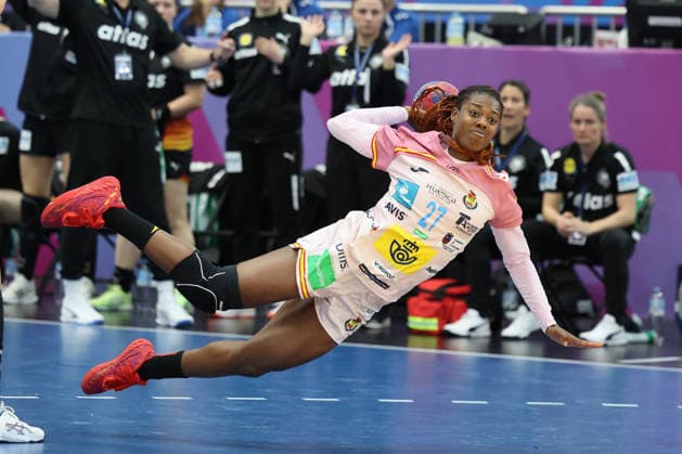 GER, Dortmund, 27th Wommens World Championship 2025, Main Round, Group II 3 Round Spain Spain ESP vs Germany Germany GER 06 12 2025, Westfalenhalle, Dortmund, GER, Dortmund, 27th Wommens World Championship 2025, Main Round, Group II 3 Round Spain Spain Spain ESP vs Germany Germany GER , pictured Daniela Patricia SO DELGADO PINTO ESP 27 , gets free to throw Aimà e von Pereira Ger 49 , cant stop her nordphotoxGmbHx xMeuter nph00351