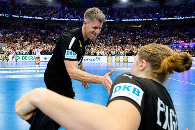 Handball, Womens World Championship, Main Round Spain Germany Coach Markus Gaugisch Germany , Nina Engel Germany Dortmund Westfalenhalle Nordrhein Westfalen Germany