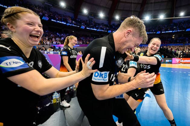 Handball, Womens World Championship, Main Round Spain Germany from left Nina Engel Germany , Coach Markus Gaugisch Germany , Lisa Antl Germany Final cheer Final cheer Emotion Joy Dortmund Westfalenhalle Nordrhein Westfalen Germany