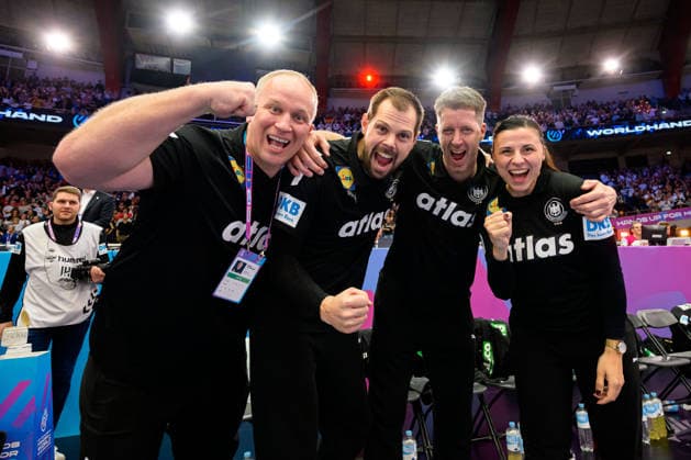 Handball, Womens World Championship, Main Round Spain Germany from left Athletics Coach Dr. Simon Overkamp Germany , Co Coach Frederick Griesbach Germany , Coach Markus Gaugisch Germany , Goalkeeper Coach Jasmina Rebmann Jankovic Germany Final Cheer Final Cheer Emotion Joy Dortmund Westfalenhalle Nordrhein Westfalen Germany