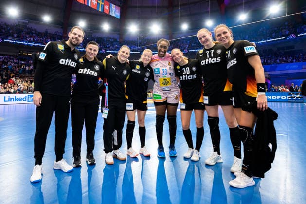 Handball, Womens World Championship, Main Round Spain Germany from left Co Coach Frederick Griesbach Germany , Goalkeeper Coach Jasmina Rebmann Jankovic Germany , Mareike Thomaier Germany , Antje Döll Doell Germany , Kaba Gassama Spain , Jenny Behrend Germany , Viola Leuchter Germany , Xenia Smits Germany Dortmund Westfalenhalle Nordrhein Westfalen Germany