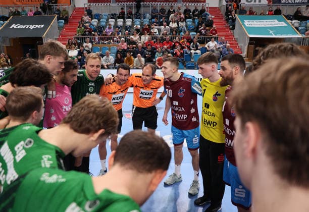 GER HBL2 season 2025 2026 VfL Potsdam vs EULEN Ludwigshafen, 06 12 25, MBS Arena, Potsdam Welcome, before the match, both teams, center circle, referee