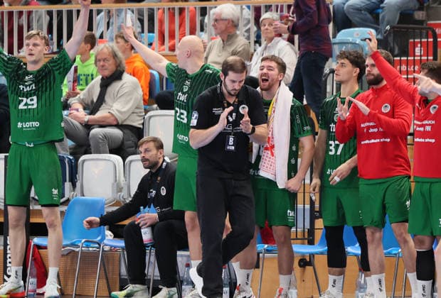 GER HBL2 Season 2025 2026 VfL Potsdam vs EULEN Ludwigshafen, 06 12 25, MBS Arena, Potsdam Michael HAAS Eulen Ludwigshafen coach applauds his team, on the sidelines