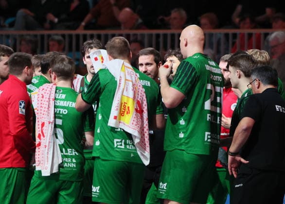 GER HBL2 Season 2025 2026 VfL Potsdam vs EULEN Ludwigshafen, 06 12 25, MBS Arena, Potsdam Timeout, Team Eulen Ludwigshafen, Speech, Michael HAAS Eulen Ludwigshafen Coach
