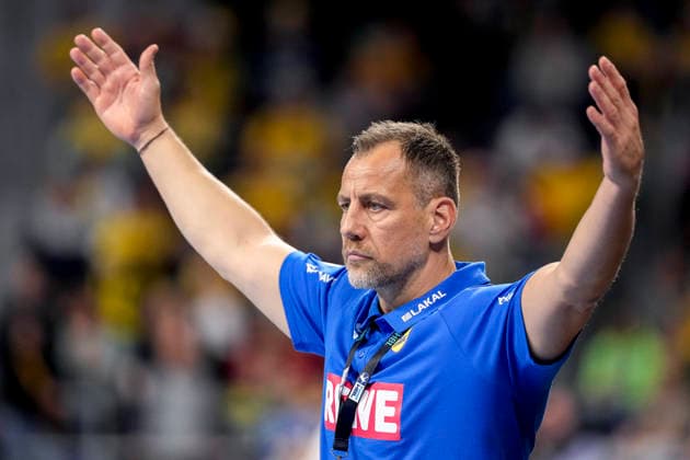 Maik Machulla coach, head coach, RNL , gives instructions, gestures, gesticulates with arms, single picture, single photo, action, action, 06 12 2025, Mannheim Germany , Handball, Bundesliga, Rhein Neckar Löwen HC Erlangen xozx