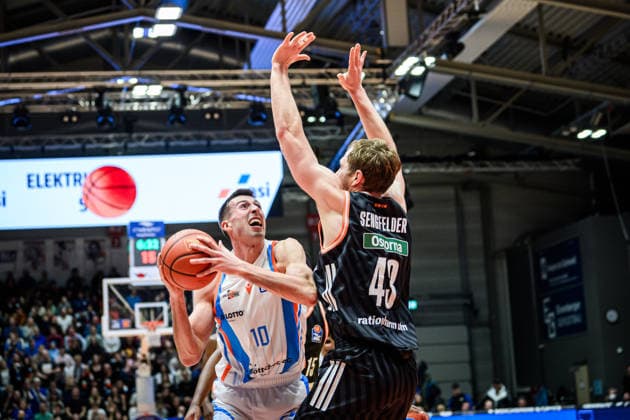 easycredit BBL Basketball Bundesliga 2025 2026 9 Matchday 06 12 2025 Science City Jena vs ratiopharm ulm v li Joe Wieskamp Jena on the ball against Christian Sengfelder Ulm Sparkassen Arena
