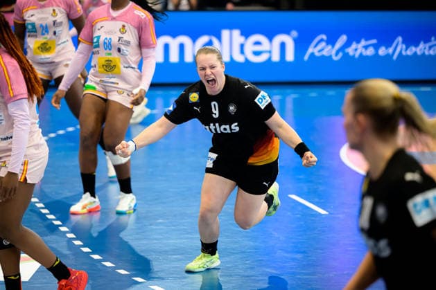 Handball, Womens World Championship, Main Round Spain Germany Lisa Antl Germany Cheers Joy Emotion Goal celebration Goalscorer Dortmund Westfalenhalle North Rhine-Westphalia Germany