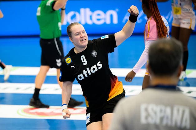 Handball, Womens World Championship, Main Round Spain Germany Lisa Antl Germany Cheers Joy Emotion Goal celebration Goalscorer Dortmund Westfalenhalle North Rhine-Westphalia Germany