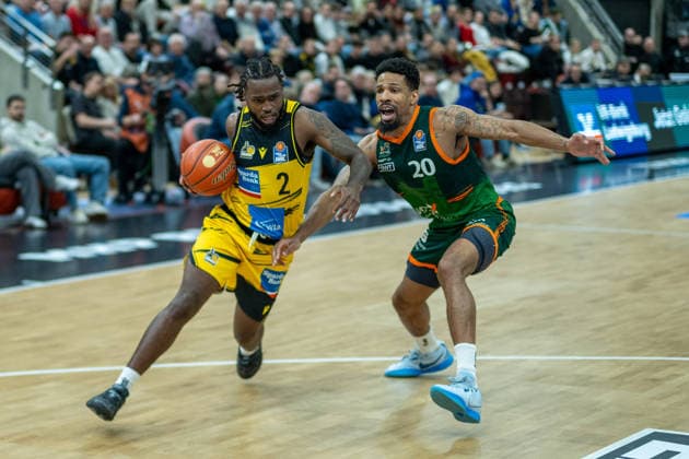 Traveon Buchanan MHP RIESEN Ludwigsburg, 02 , Urald King VET CONCEPT Gladiators Trier, 20 , GER, MHP RIESEN Ludwigsburg vs VET CONCEPT Gladiators Trier, easycredit BBL, Basketball, Bundesliga, 9 Matchday, Season 2025 2026, 06 12 2025, GER, MHP RIESEN Ludwigsburg vs VET CONCEPT Gladiators Trier, easycredit BBL, Basketball, Bundesliga, 9 Matchday, Season 2025 2026, 06 12 2025 Ludwigsburg Copyright: xEibner-Pressefoto SaschaxWaltherx EP_EER