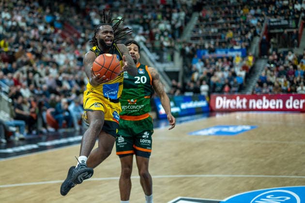 Traveon Buchanan MHP RIESEN Ludwigsburg, 02 , Urald King VET CONCEPT Gladiators Trier, 20 , GER, MHP RIESEN Ludwigsburg vs VET CONCEPT Gladiators Trier, easycredit BBL, Basketball, Bundesliga, 9 Matchday, Season 2025 2026, 06 12 2025, GER, MHP RIESEN Ludwigsburg vs VET CONCEPT Gladiators Trier, easycredit BBL, Basketball, Bundesliga, 9 Matchday, Season 2025 2026, 06 12 2025 Ludwigsburg Copyright: xEibner-Pressefoto SaschaxWaltherx EP_EER