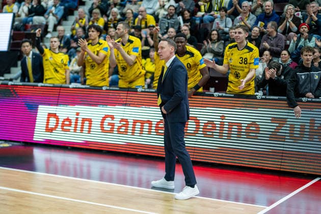 Mikko Riipinen MHP RIESEN Ludwigsburg, Head Coach and cheers from the RIESEN bench, GER, MHP RIESEN Ludwigsburg vs VET CONCEPT Gladiators Trier, easycredit BBL, Basketball, Bundesliga, Matchday 9, Season 2025 2026, 06 12 2025, GER, MHP RIESEN Ludwigsburg vs VET CONCEPT Gladiators Trier, easycredit BBL, Basketball, Bundesliga, Matchday 9, Season 2025 2026, 06 12 2025 Ludwigsburg Copyright: xEibner-Pressefoto SaschaxWaltherx EP_EER