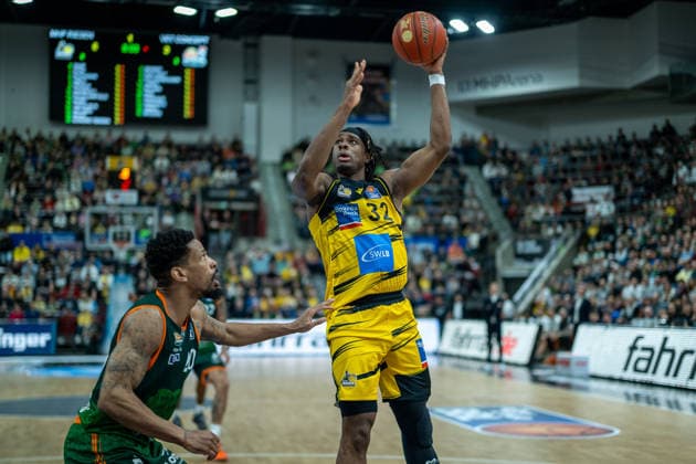 Urald King VET CONCEPT Gladiators Trier, 20 , Keeshawn Kellman MHP RIESEN Ludwigsburg, 32 , GER, MHP RIESEN Ludwigsburg vs VET CONCEPT Gladiators Trier, easycredit BBL, Basketball, Bundesliga, 9 Matchday, Season 2025 2026, 06 12 2025, GER, MHP RIESEN Ludwigsburg vs VET CONCEPT Gladiators Trier, easycredit BBL, Basketball, Bundesliga, 9 Matchday, Season 2025 2026, 06 12 2025 Ludwigsburg Copyright: xEibner-Pressefoto SaschaxWaltherx EP_EER
