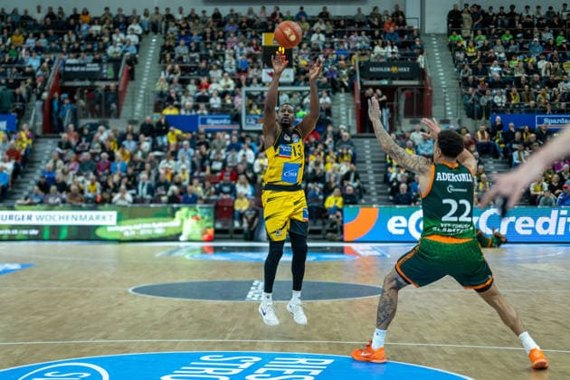 Yorman Polas Bartolo MHP RIESEN Ludwigsburg, 13 , Nolan Adekunle VET CONCEPT Gladiators Trier, 22 , GER, MHP RIESEN Ludwigsburg vs VET CONCEPT Gladiators Trier, easycredit BBL, Basketball, Bundesliga, 9 Matchday, Season 2025 2026, 06 12 2025, GER, MHP RIESEN Ludwigsburg vs VET CONCEPT Gladiators Trier, easycredit BBL, Basketball, Bundesliga, 9 Matchday, Season 2025 2026, 06 12 2025 Ludwigsburg Copyright: xEibner-Pressefoto SaschaxWaltherx EP_EER