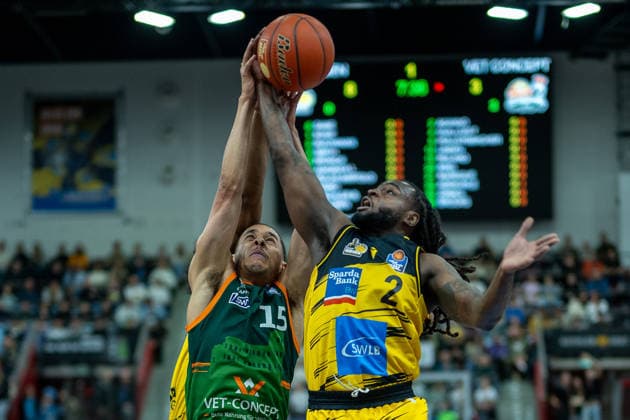 Jordan Roland VET CONCEPT Gladiators Trier, 15 , Traveon Buchanan MHP RIESEN Ludwigsburg, 02 , GER, MHP RIESEN Ludwigsburg vs VET CONCEPT Gladiators Trier, easycredit BBL, Basketball, Bundesliga, 9 Matchday, Season 2025 2026, 06 12 2025, GER, MHP RIESEN Ludwigsburg vs VET CONCEPT Gladiators Trier, easycredit BBL, Basketball, Bundesliga, 9 Matchday, Season 2025 2026, 06 12 2025 Ludwigsburg Copyright: xEibner-Pressefoto SaschaxWaltherx EP_EER