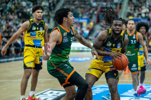 Brandon Tischler MHP RIESEN Ludwigsburg, 24 , Eli Brooks VET CONCEPT Gladiators Trier, 55 , Traveon Buchanan MHP RIESEN Ludwigsburg, 02 , GER, MHP RIESEN Ludwigsburg vs VET CONCEPT Gladiators Trier, easycredit BBL, Basketball, Bundesliga, Matchday 9, Season 2025 2026, 06 12 2025, GER, MHP RIESEN Ludwigsburg vs VET CONCEPT Gladiators Trier, easycredit BBL, Basketball, Bundesliga, Matchday 9, Season 2025 2026, 06 12 2025 Ludwigsburg Copyright: xEibner-Pressefoto SaschaxWaltherx EP_EER