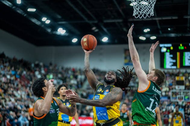 Eli Brooks VET CONCEPT Gladiators Trier, 55 , Traveon Buchanan MHP RIESEN Ludwigsburg, 02 , Marten Linssen VET CONCEPT Gladiators Trier, 12 , GER, MHP RIESEN Ludwigsburg vs VET CONCEPT Gladiators Trier, easycredit BBL, Basketball, Bundesliga, Matchday 9, Season 2025 2026, 06 12 2025, GER, MHP RIESEN Ludwigsburg vs VET CONCEPT Gladiators Trier, easycredit BBL, Basketball, Bundesliga, Matchday 9, Season 2025 2026, 06 12 2025 Ludwigsburg Copyright: xEibner-Pressefoto SaschaxWaltherx EP_EER